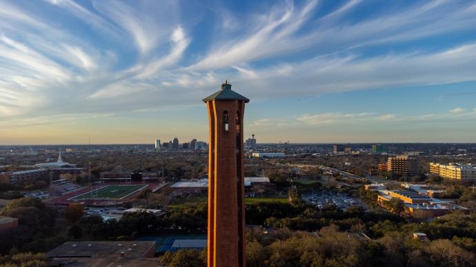 A drone shot of 澳门金沙线上赌博官网's campus in the evening with the 澳门金沙线上赌博官网 Tower front and center.